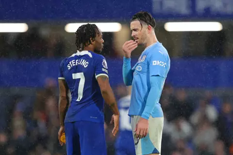 أبرزهم ستيرلينج وجريليش.. تقارير: 5 أجنحة على طاولة نابولي